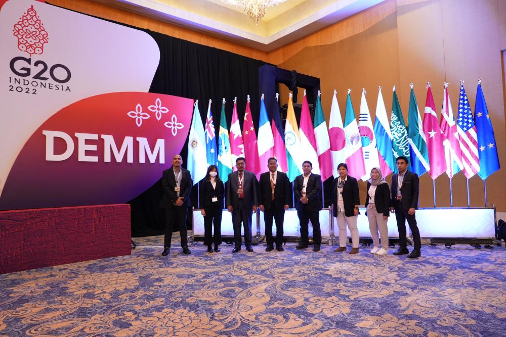 Plt. Sesditjen SDPPI Sabirin Mochtar (no 4 dari kiri) beserta Kepala Balai Monitor Kelas I Denpasar Zainullah, Ketua Tim Umum dan Rumah Tangga Dimas Yanuarsyah, Ketua Pelaksana Manajemen Pengawasan Spektrum Frekuensi Radio dan Perangkat Telekomunikasi pada Event Khusus dan Antar Negara Renny Kusumaningtyas, serta pejabat dan staf terkait berpose bersama dalam kegiatan DEMM di Nusa Dua, Bali, Kamis (01/09/2022).