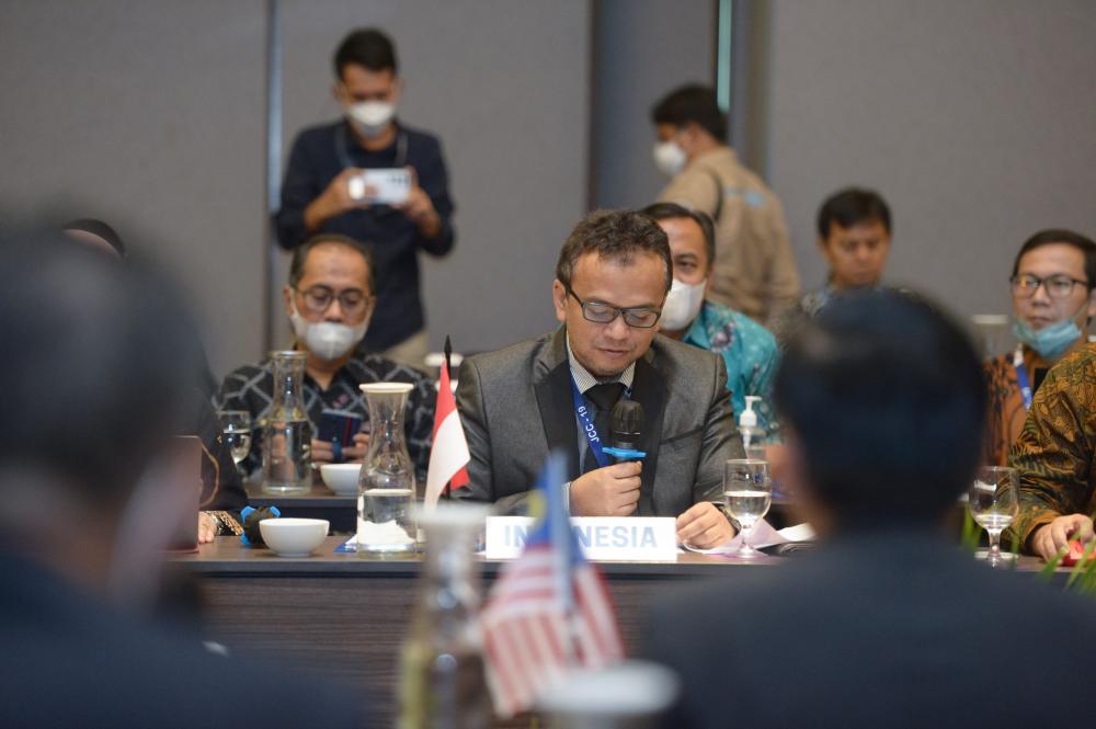 Direktur Penataan Sumber Daya Denny Setiawan memimpin rapat dalam JCC Meeting dengan Malaysia, Selasa (13/09/2022)