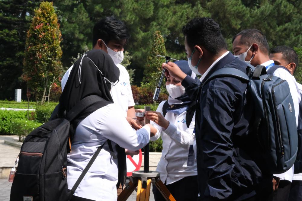 Peserta Pelatihan TV Digital sedang melakukan praktik pengukuran di salah satu site di Sukabumi, Senin (19/09/2022).