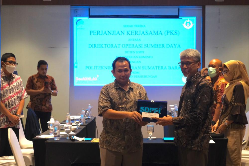 Ketua Tim Kerja Sertifikasi Operator Radio Dodik Sudiono, menyerahkan plakat kepada Iwan Kurniawan, selaku Kepala Bagian Administrasi Akademik dan Ketarunaan  Politeknik Pelayaran Padang, Jumat (23/9/2022).