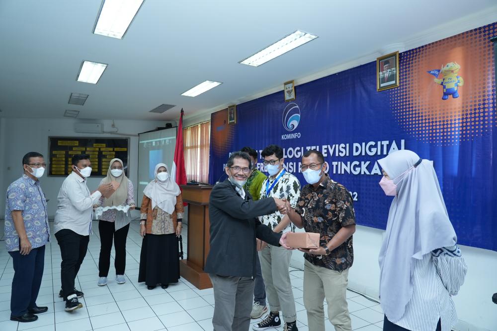 Ilustrasi: Untung Widodo selaku instruktur pelatihan Teknologi TV Digital memberi apresiasi kepada salah satu peserta pelatihan, Jum'at (23/09/2022).