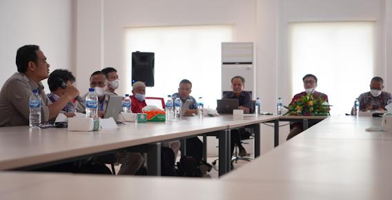 Sesi tanya jawab dalam kegiatan Diseminasi Standardisasi Perangkat Pos dan Informatika yang mengusung tema Peningkatan Pemahaman Perizinan  dan Standar Teknis di Bidang Standardisasi Perangkat Pos dan Informatika berlangsung di UPT Medan, Kamis (29/09/2022).