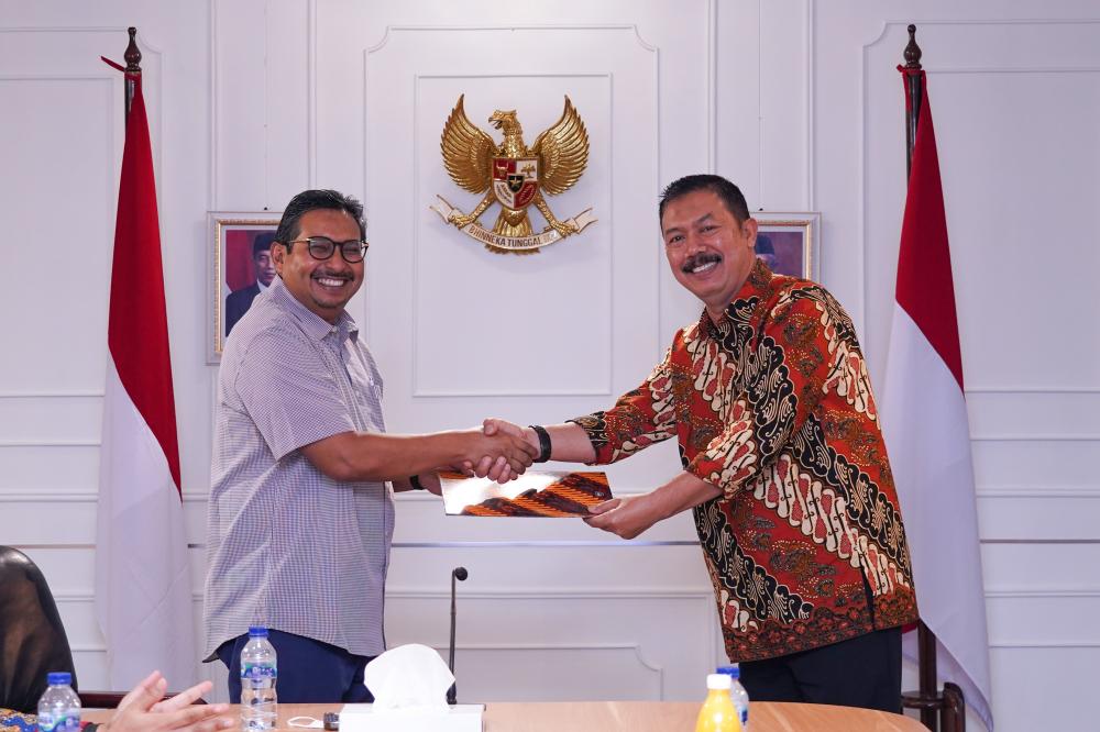 Dirjen SDPPI Ismail (kiri) dan mantan Kepala Balai Besar Pengujian Perangkat Telekomunikasi Tony Tovik Hidayat saat penyerahan memori sertijab, Senin (10/10/2022).