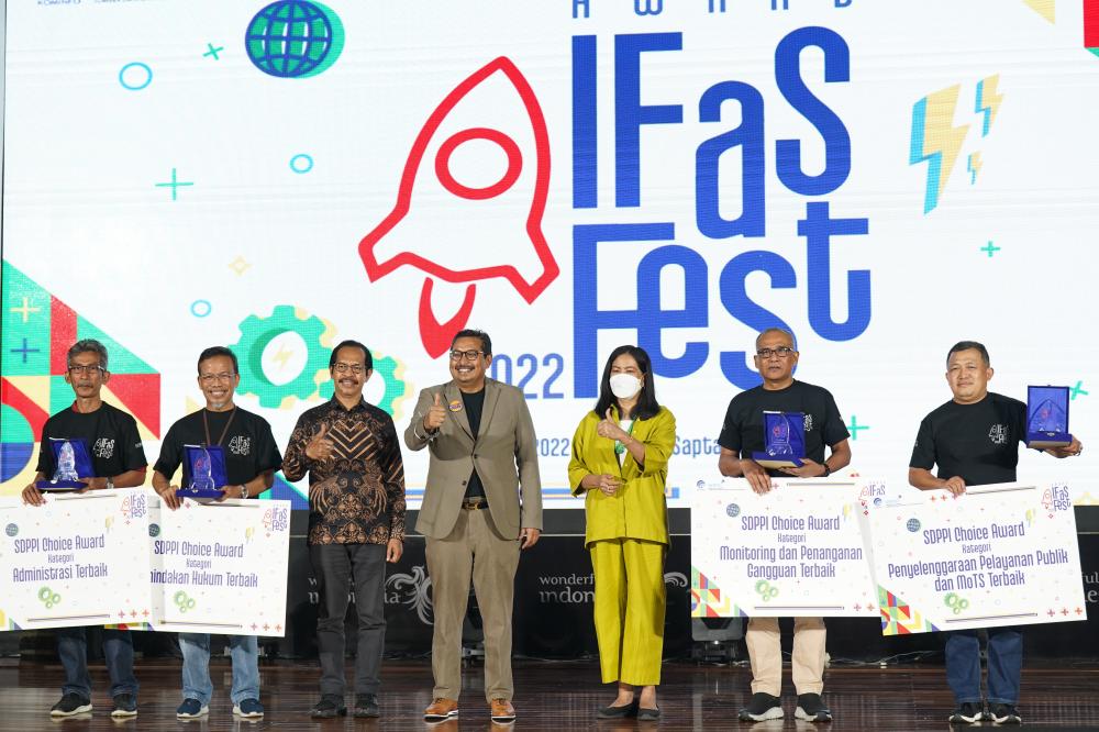 Dirjen SDPPI, Ismail (keempat dari kiri ) foto bersama dengan para pemenag SDPPI Choice Award pada Ifas Fest 2022. Kamis (13/10/2022)