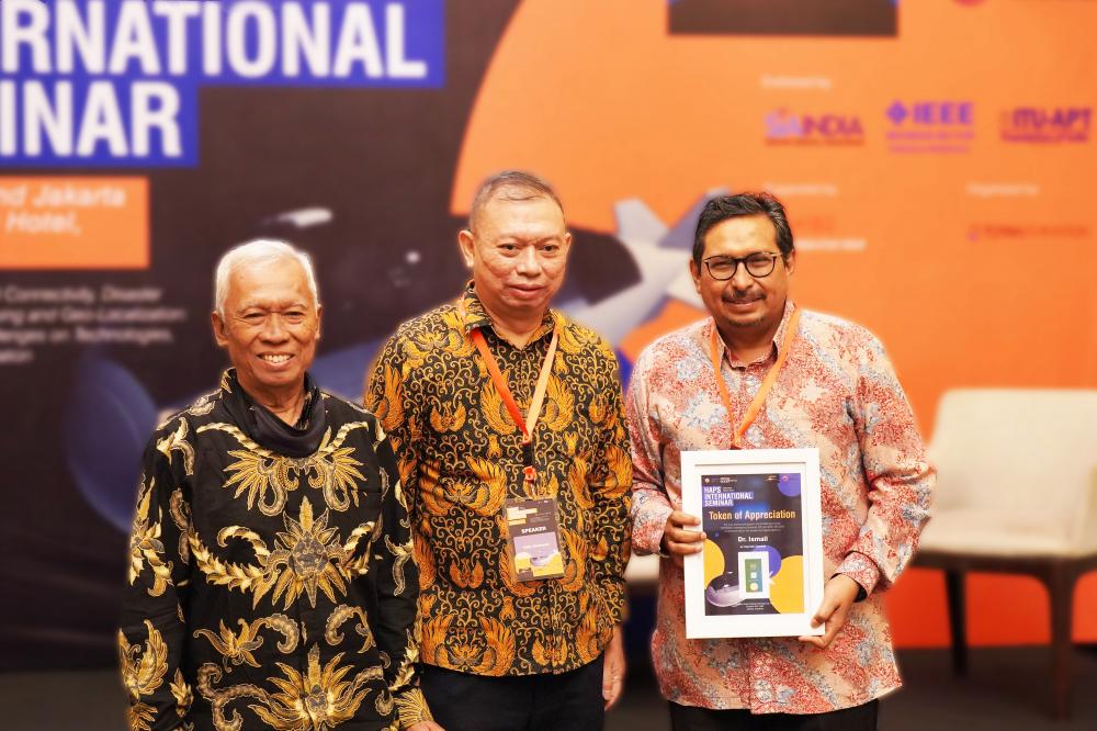Dirjen SDPPI Ismail saat menerima apresiasi dari penyelenggara Seminar HAPS pada kegiatan yang berlangsung di Jakarta,  Kamis (27/10/2022). 