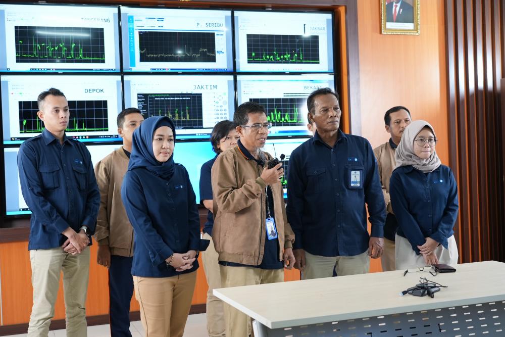 Kepala Balmon DKI Jakarta Rachman Baharuddin dan Kepala Balmon Tangerang Tri Joko didampingi para staf menyampaikan laporan progres monitoring pelaksanaan ASO kepada Dirjen SDPPI merangkap Plt. Dirjen PPI Ismail pada Kamis (03/11/2022).