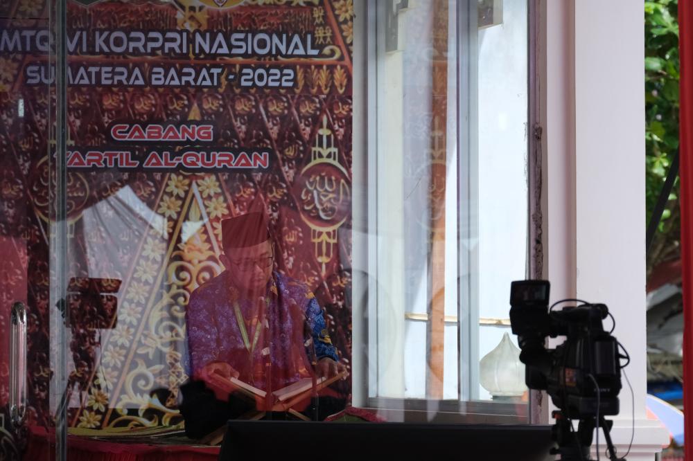 Salah seorang peserta Cabang Tartil dari Ditjen SDPPI Irnawansyah mengikuti Lomba MTQ KORPRI Tingkat Nasional.