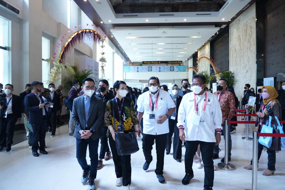 Dirjen SDPPI Ismail meninjau DTE (Digital Transformasi Expo) yang berlangsung di Nusa Dua, Bali Senin (14/11/2022), didampingi Plt. Sesditjen SDPPI Sabirin Mochtar.