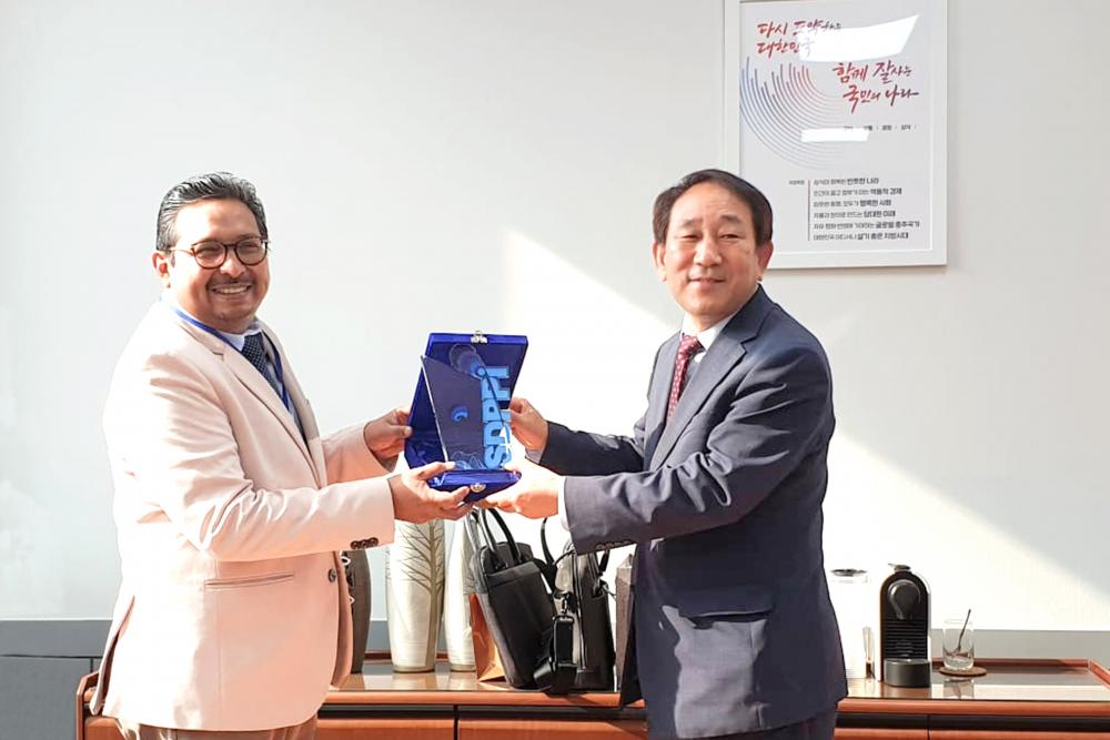 Dirjen SDPPI Ismail menyerahkan plakat kepada Dirjen NRRA Seongil Seo dalam kunjungan di Communications Conformity Assessment Center (CCAC), RRA, di Icheon.