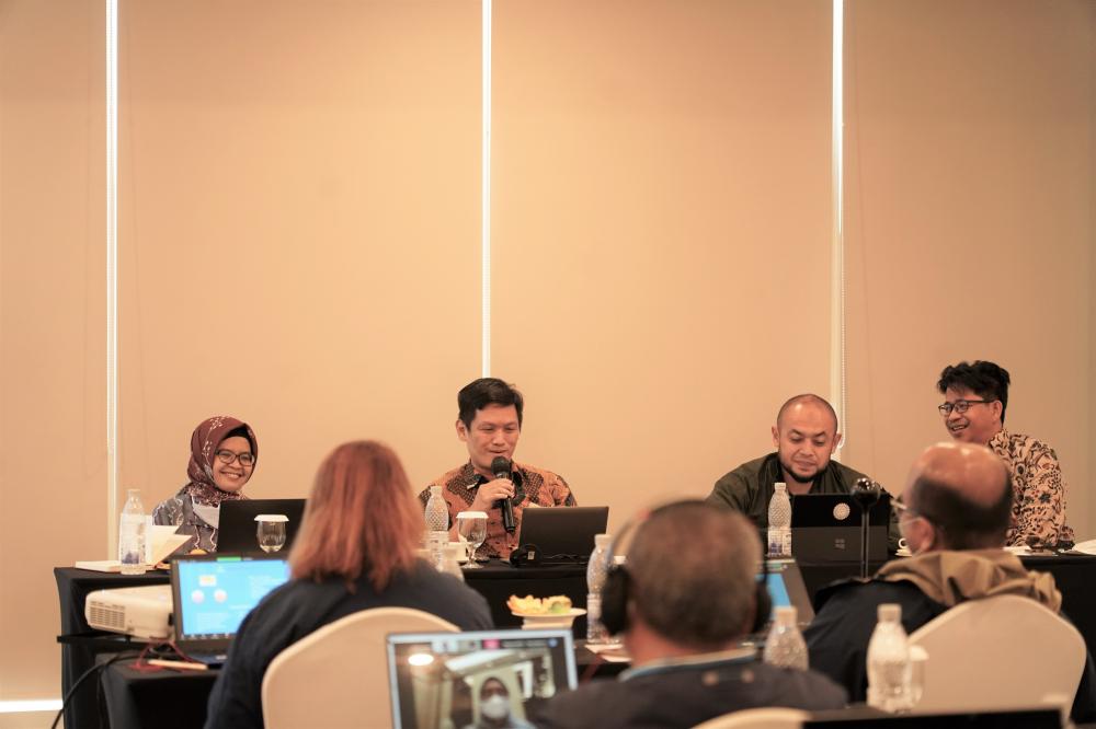 Agung Indrajit Kapusdatin Bappenas sedang memberi penjelasan tentang implementasi Bitrix di Bappenas kepada peserta sosialisasi, Selasa (13/12/2022).