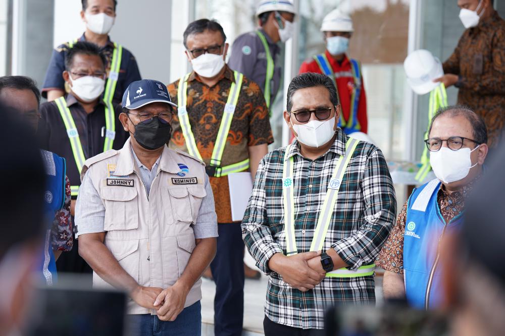 Menteri Komunikasi dan Informatika Johnny G Plate didampingi Dirjen SDPPI Ismail melihat langsung proses pengerjaan laboratorium pengujian perangkat TIK, Jumat (16/12/2022).

