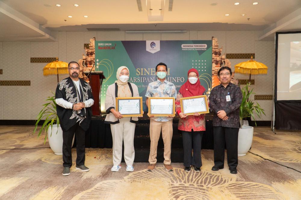 Karo Umum Sensilaus Dore (paling kiri) dan Direktur Kearsipan Pusat ANRI M. Imam Mulyantono (paling kanan) mengapit peringkat I, II dan III selaku Unit Pengolah terbaik di lingkungan Kemkominfo pada acara Sinergi Pengelola Kearsipan Dinamis Menuju Transformasi Digital, Senin (19/12/2022).