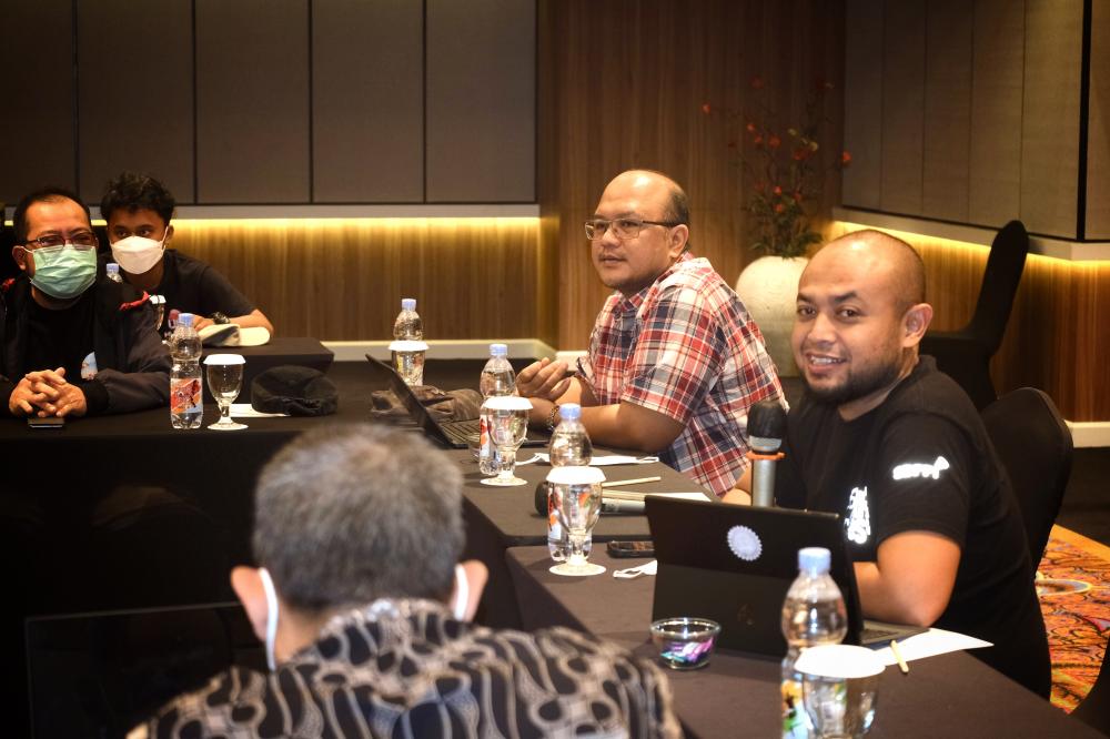Ilustrasi: KetuaTim Kerja Perencanaan Program dan Pelaporan Aryo Pamoragung (Kanan) menyampaikan Apresiasi kepadaMitra Kerja Pemelihara dan Pengelola TIK Ditjen SDPPI. Jumat (23/12/2022)