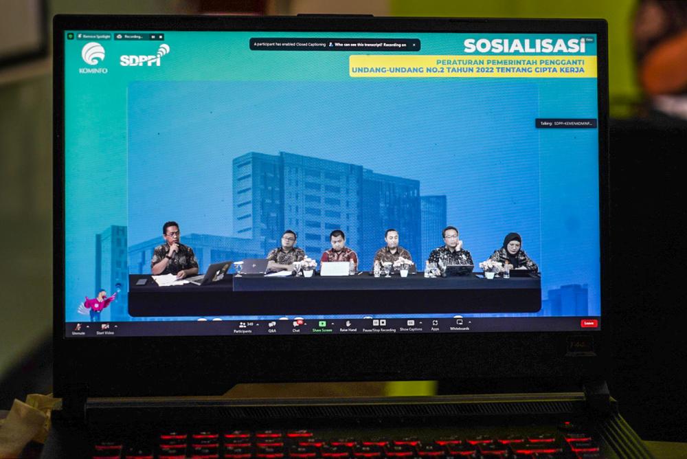 Para narasumber dan moderator dalam kegiatan Webinar Sosialisasi Perpu Cipta Kerja yang berlangsung Kamis (09/02/2023).