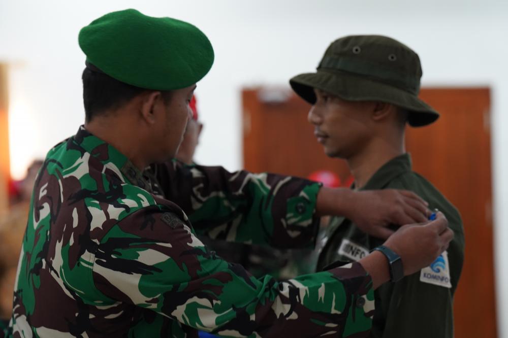 Bintara Pelatih M Yusuf Lesmana melepaskan tanda salah satu peserta saat penutupan kegiatan Orientasi CPNS di Pusdikhub TNI AD, Minggu (19/02/22).