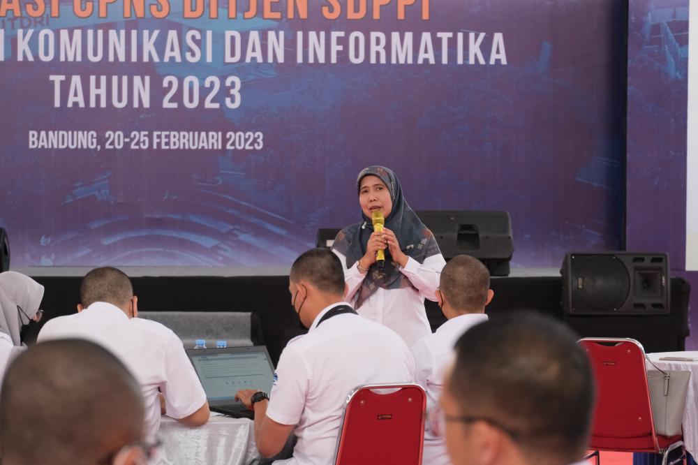 Ketua Tim Manajamen SDM, Organisasi, dan Reformasi Birokrasi Siti Chadidjah memberi sambutan dalam kegiatan Orientasi CPNS Ditjen SDPPI di Bandung, Senin (20/02/23).