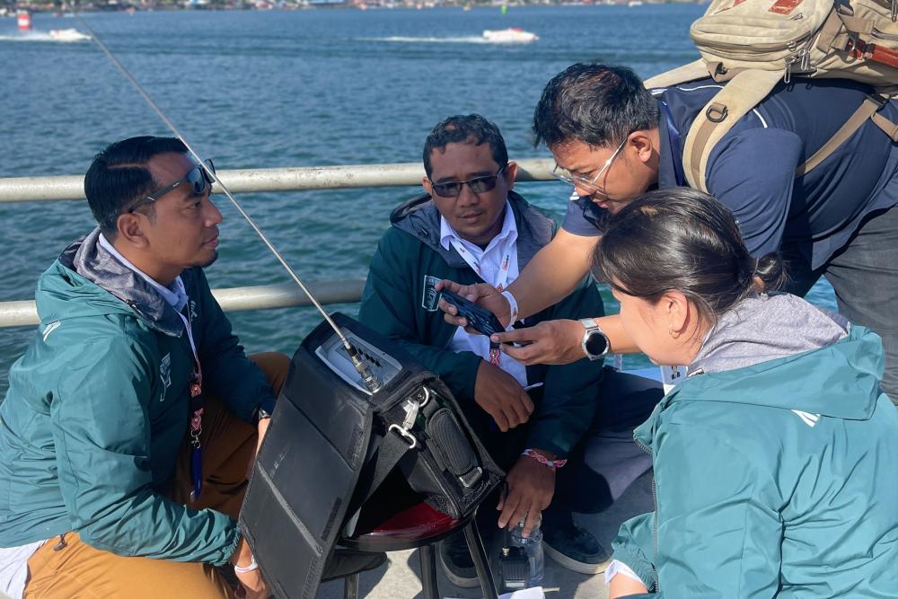 Tim Monitoring Frekuensi Ditjen SDPPI sedang melakukan pemantauan frekuensi di event F1 Powerboat di Medan, Sabtu (25/02/2023).