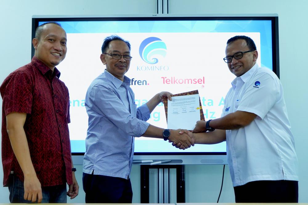 Ilustrasi: Direktur Penataan Denny Setiawan (kanan) berjabat tangan dengan perwakilan PT Telekomunikasi Selular usai   Penandatanganan Berita Acara Penyelesaian Refarming Pita Frekuensi 2,3 GHz.  Senin (27/03/2023)