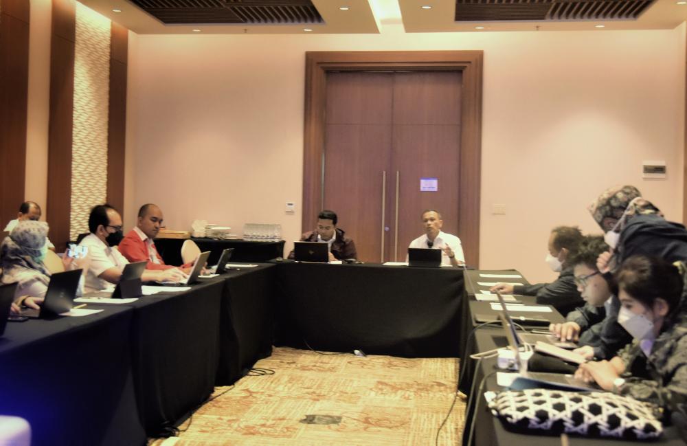 Ilustrasi: Ketua Tim Kerja Keuangan, Supriyanto  (depan kanan) saat memimpin  rapat pemutakhiran data Rencana Penarikan Data (RPD) triwunan II T.A 2023. Senin (03/04/2023).