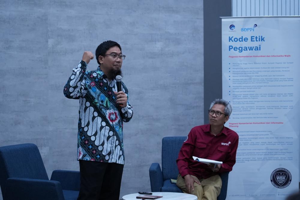 Muh. Indra Furqon Widyaiswara dari KPK, salah satu narasumber dalam kegiatan internalisasi ZI Direktorat Standardisasi PPI didampingi moderator Heru Yuni, Depok (11/05/2023).