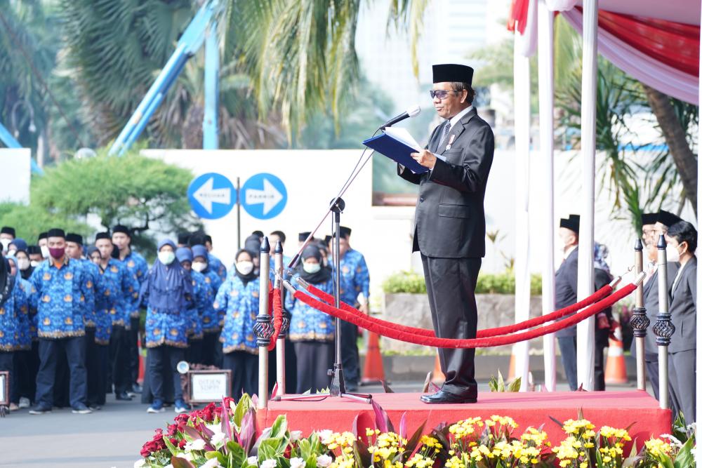 Plt. Menkominfo Moch. Mahfud MD memberi sambutan dalam Upacara Peringatan Hari Kebangkitan Nasional ke -115 di lapangan Kemkominfo, Senin (22/05/2023).