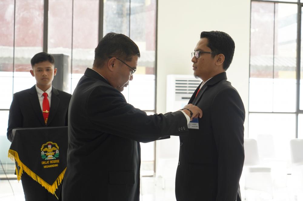 Brigjen Pol Agus Santoso, SIK, M.Si selaku Kadiklat Reserse Lemdiklat Polri menyematkan tanda peserta kepada Adi Widayadi dari Loka Monitor Mamuju, Senin (05/06/2023).
