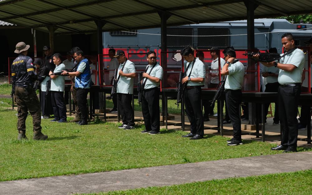 Peserta Diklat PPNS bersiap melakukan latihan menembak dipandu instruktur di Mega Mendung, Bogor, Selasa (27/06/2023).