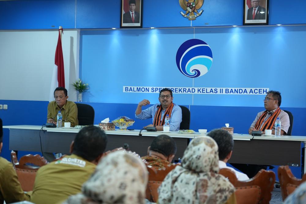 Dirjen SDPPI Ismail didampingi Plt. Sesditjen SDPPI Sabirin Mochtar dan Ka. Balmon Aceh Luthfi,  menyampaikan arahan di depan jajarannya di Kantor Balmon Kelas I Banda Aceh, Kamis (13/07/2023).