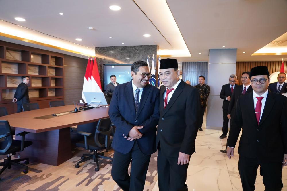 Dirjen SDPPI Ismail mendampingi Menteri Kominfo Budi Arie Setiadi usai acara Sertijab Menkominfo, Senin (17/07/2023).