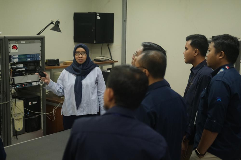 Salah satu pegawai BSN memberi penjelasan penggunaan alat ukur di Laboratorium Standar Nasional Satuan Ukuran di Kawasan Sains dan Teknologi (KST) BJ Habibie, Tangerang Selatan, Rabu (26/07/2023).