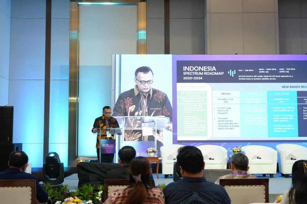 Direktur Penataan Sumber Daya Denny Setiawan menyampaikan materi terkait implementasi 5G di Indonesia pada acara DTI-CX 2023 , Kamis (27/07/2023).