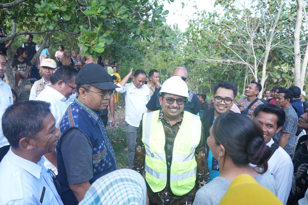 Dirjen SDPPI Ismail dan Gubernur NTB Zulkifliemansyah berbincang dengan masyarakat setempat saat meninjau salah satu lokasi BTS di NTB, Rabu (26/07/2023).