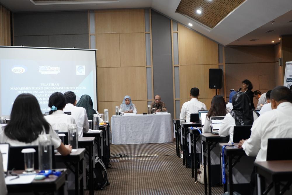 Siti Chadidjah Ketua Tim Manajemen SDM, Organisasi dan RB membuka kegiatan pelatihan Manajemen resiko didampingi Koordinator Penyelenggaraan Diklat Sistem Pengendalian Intern Pemerintah Pusdiklatwas BPKP, Api Achmad Rochjadi, Senin (31/07/2023).