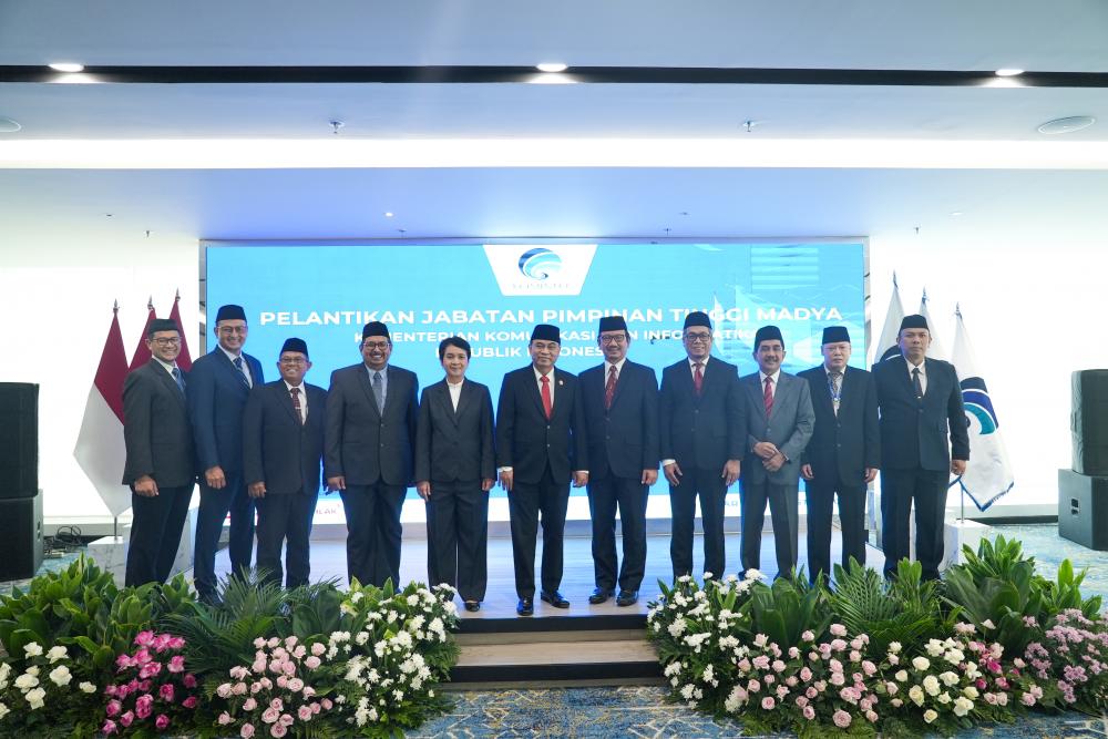 Sepuluh  Pimpinan Tinggi Madya yang dilantik Menteri Komunikasi dan Informatika berfoto bersama, Rabu (2/07/2023).