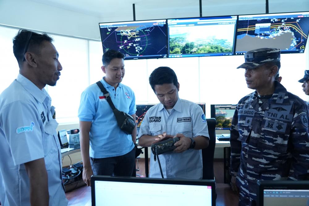 Tim sedang mengecek perangkat yang digunakan sebuah kapal didampingi anggota TNI AL dalam kegiatan Penertiban Nasional di Pelabuhan Merak, Selasa (12/09/2023).