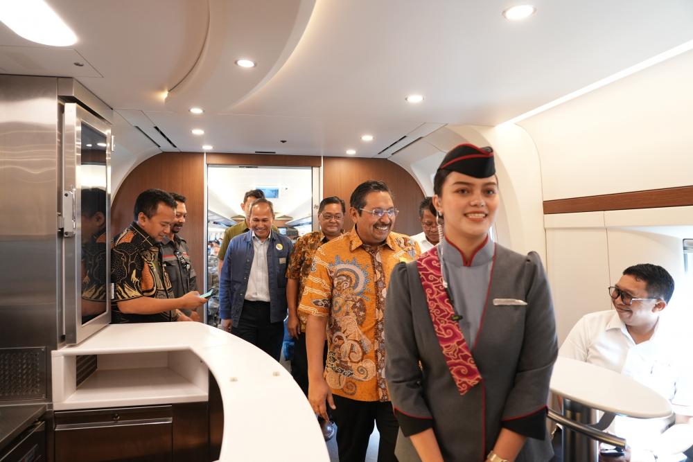 Dirjen SDPPI Ismail didampingi para direktur terkait lakukan uji coba kualitas penggunaan frekuensi pada Kereta Cepat Indonesia-China (KCIC), Selasa (26/09/2023).