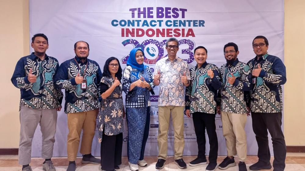 Andi Anugrah (tengah), Ketua ICCA (Indonesia Contact Center Association) diapit Tim Pelayanan Publik Ditjen SDPPI yang diketuai Fidya Ernawati (berkerudung) pada rangkaian kegiatan The Best Contact Center Indonesia. 