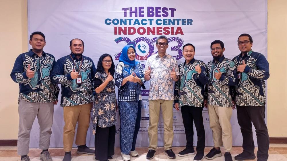 Andi Anugrah (tengah), Ketua ICCA (Indonesia Contact Center Association) diapit Tim Pelayanan Publik Ditjen SDPPI yang diketuai Fidya Ernawati (berkerudung) pada rangkaian kegiatan The Best Contact Center Indonesia. 