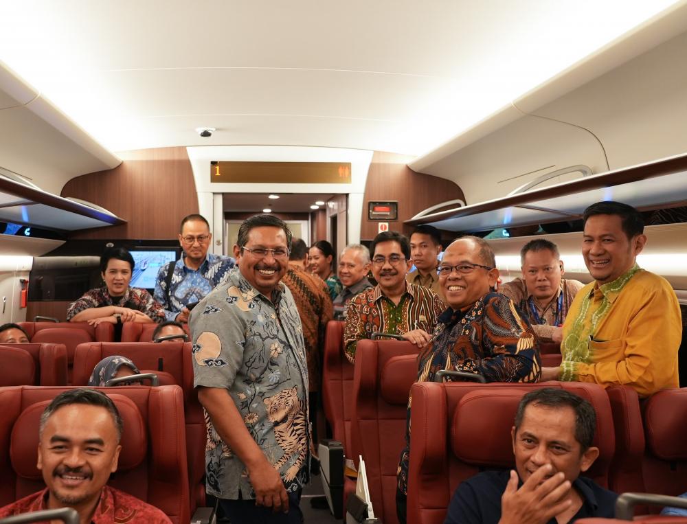 Dirjen SDPPI beserta Eselon I lainnya melakukan pengecekan sinyal kereta cepat, Selasa (03/10/2023).