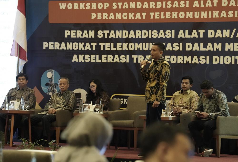 Anak Agung Gede Oka  dari Tim Kerja Harmonisasi dan Kepatuhan Standar menyampaikan paparan pada Sesi 1, Selasa (17/10/2023).