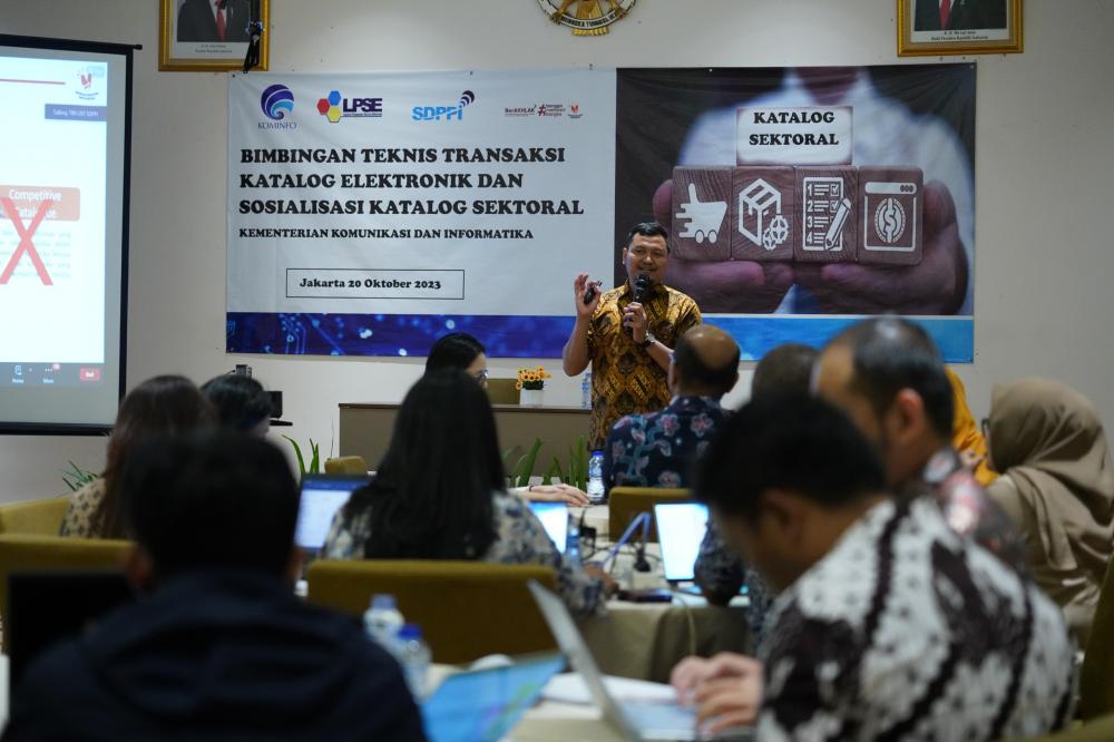 Hilman Fazri selaku perwakilan dari LKPP menyampaikan materi dalam kegiatan Sosialisasi E Purchasing yang dilaksanakan Jumát (20/10/2023).