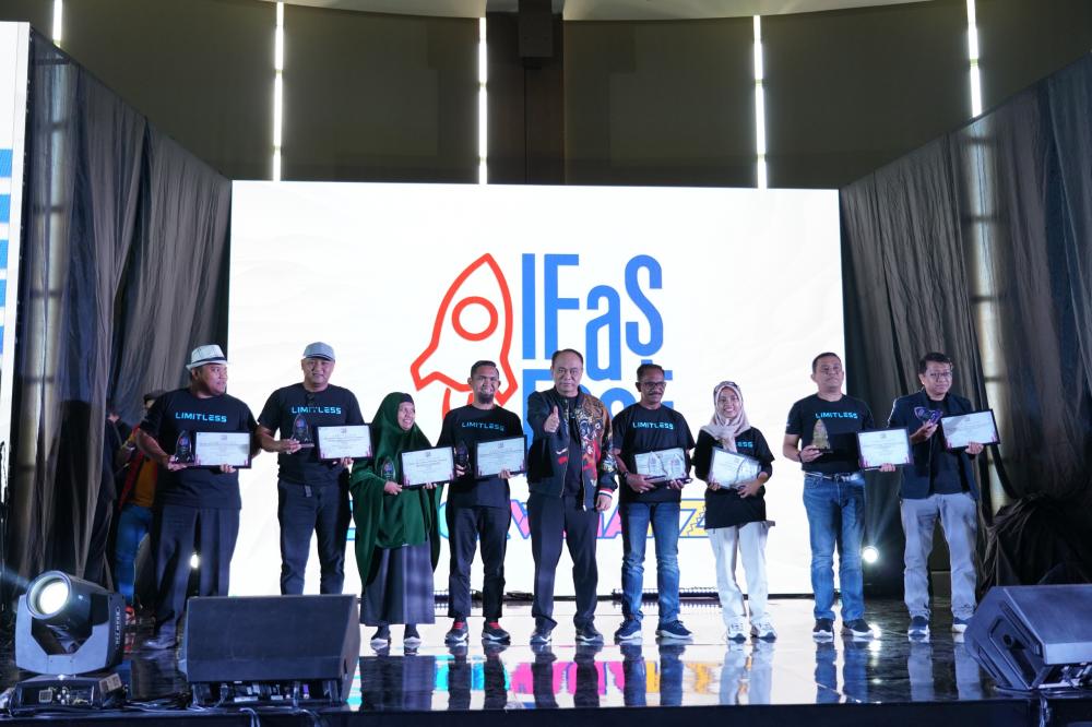 Ilustrasi: Menteri Komunikasi dan Informatika Budi Arie Setiadi menyerahkan penghargaan kepada para pemenang Ifasfest, Kamis (19/10/2023).