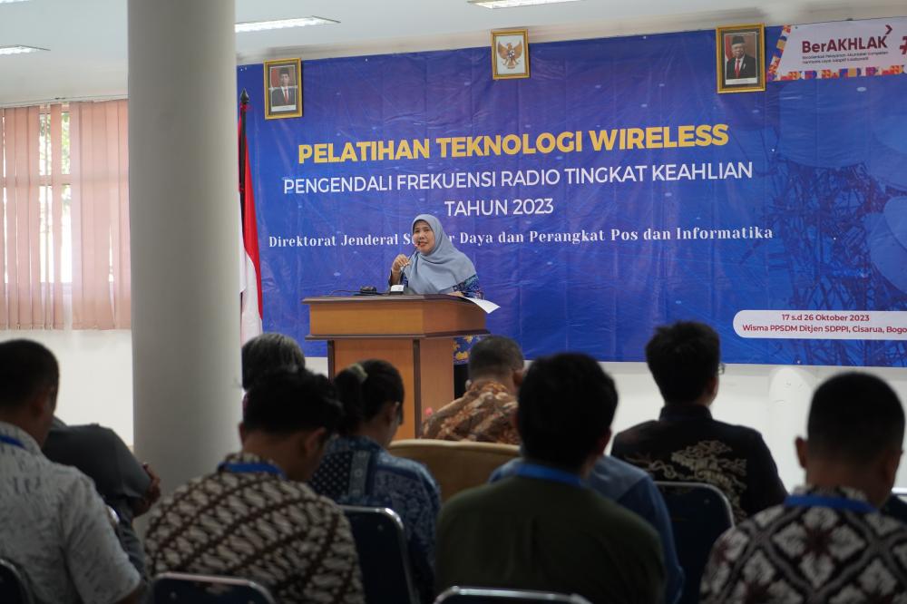 Siti Chadidjah Ketua Tim Kerja Manajemen SDM, Organisasi dan Tatalaksana menyampaikan sambutan penutupan dalam kegiatan Pelatihan Teknologi Wireless bagi para jabfung Pengendali Frekuensi Radio, Kamis (26/10/2023).