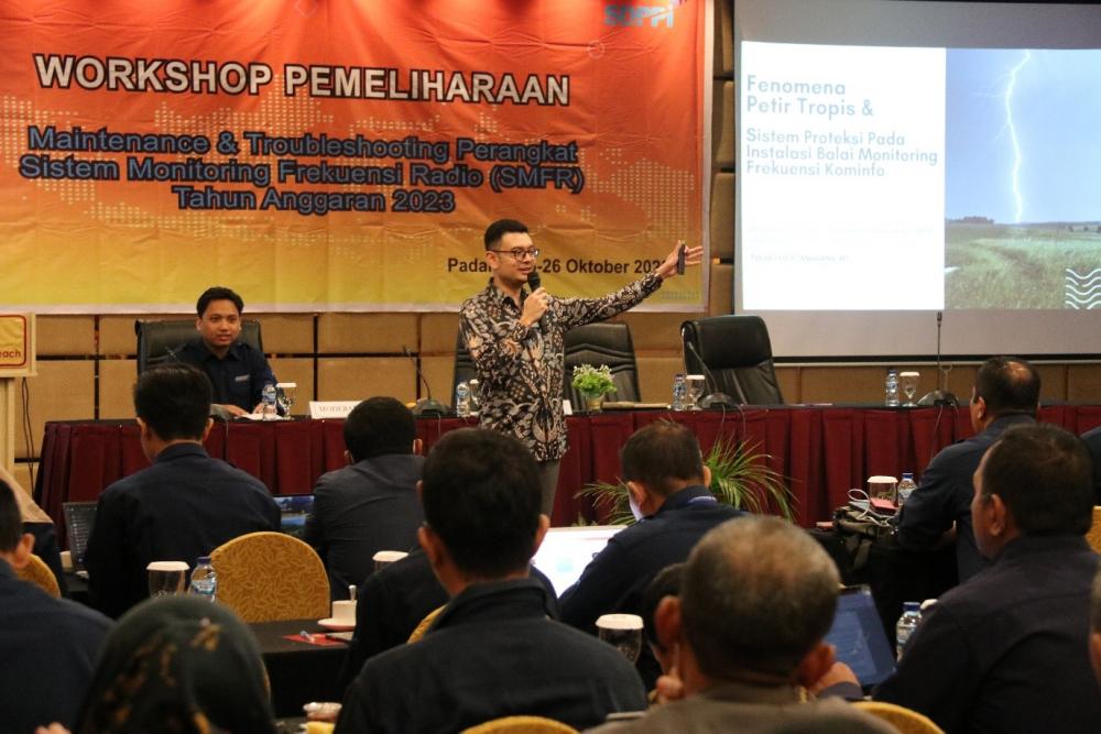 Tulus Leo Sitanggang selaku narasumber menyampaikan paparan tentang cara menanggulangi petir supaya tidak mengenai perangkat prioritas yang dimiliki. 