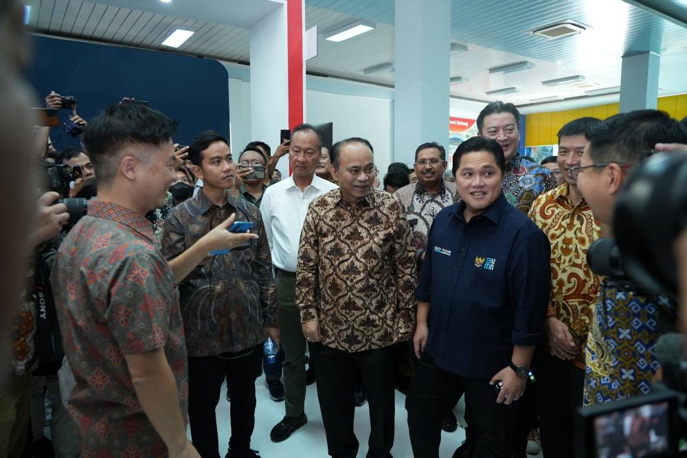 Menkominfo Budi Arie Setiadi beserta Menteri BUMN Erick Tohir, Walikota Solo Gibran Rakabuming, dan Dirjen SDPPI Ismail dalam suatu kesempatan di kegiatan di Solo Techno Park, Selasa (31/10/2023).
