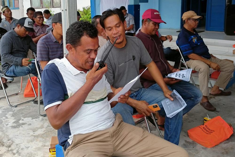 Ilustrasi: Seorang nelayan mencoba mempraktekkan komunikasi radio dalam kegiatan Bimtek Sertifikasi Operator Radio (SOR) Long Range Certificate (LRC), Kamis (1/11/2023) di Banjarmasin.