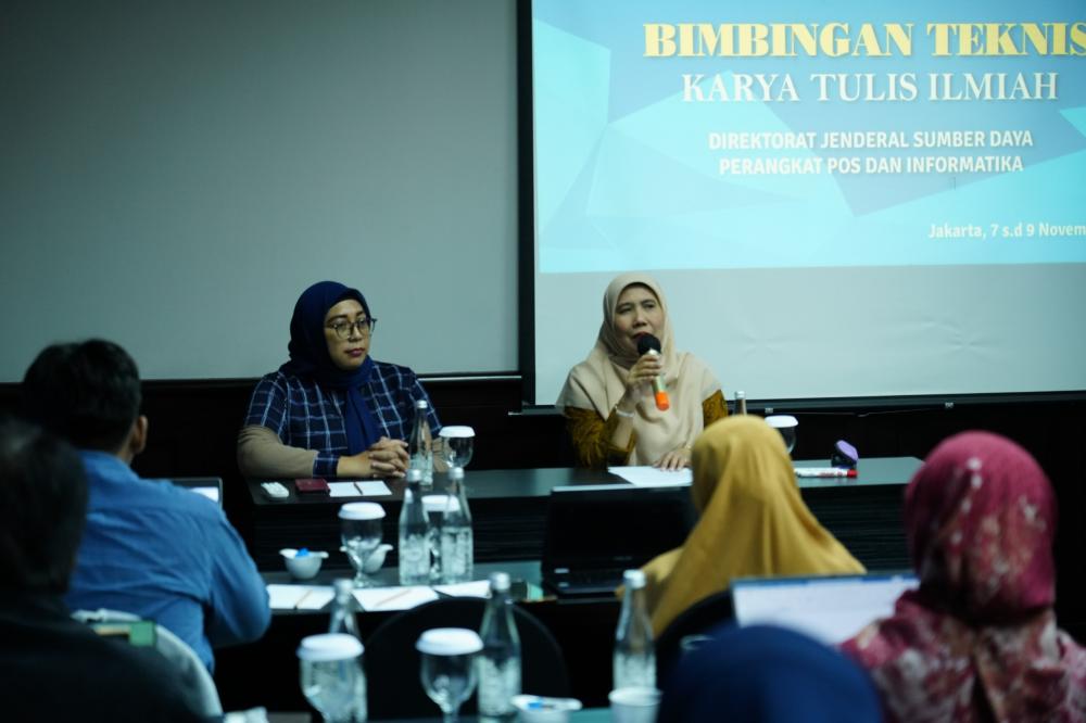 Ilustrasi: Ketua Tim Kerja Manajemen SDM, Organisasi dan Tatalaksana Siti Chadidjah (paling kanan) membuka kegiatan Bimtek Karya Tulis Ilmiah, Selasa (07/11/2023).