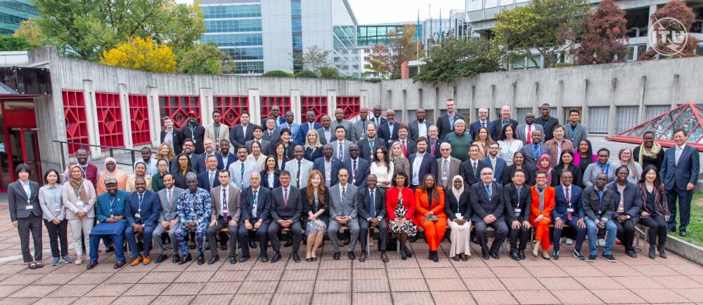 Delegasi negara-negara berpose bersama dalam kegiatan Sidang ITU-D Annual Meeting Study Group 2 di Jenewa, Swiss.