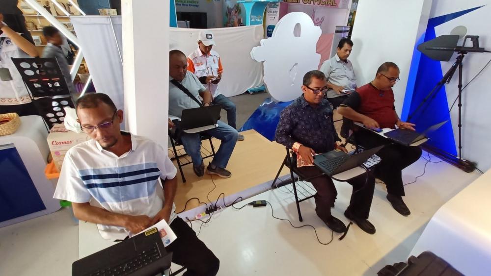 Ilustrasi: Para peserta UNAR Reguler sedang mengikuti ujian di stand Balmon Aceh Ditjen SDPPI, Kamis (09/11/2023).