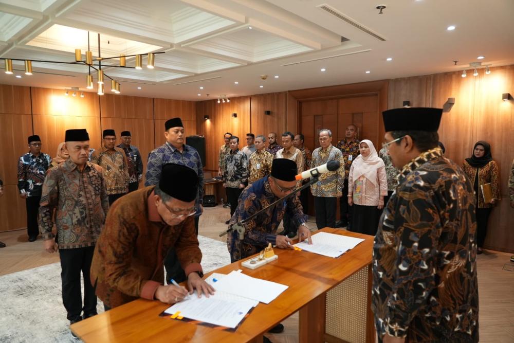 Ilustrasi: Dirjen SDPPI Ismail menyaksikan penandatanganan Berita Acara Pelantikan yang dilakukan para saksi, Kamis (09/11/2023).